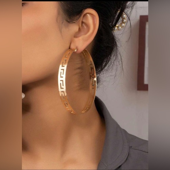 🛍️ Large Gold Geometric Hoop Earrings🛍️ - Picture 2 of 4